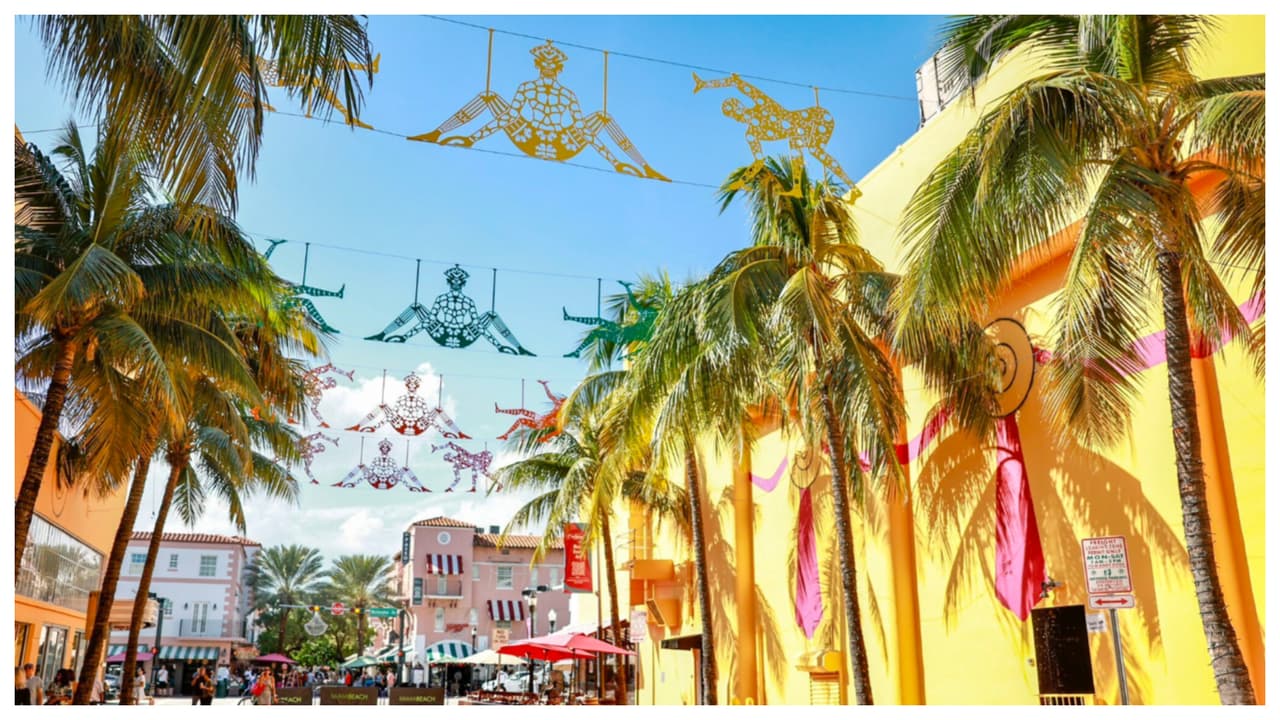 En Miami Beach, en Española Way, se lleva a cabo la exposición “Elevate Española”, con instalaciones aéreas suspendidas sobre la histórica calle. Una obra del artista local de origen haitiano, Edouard Duval-Carrié.