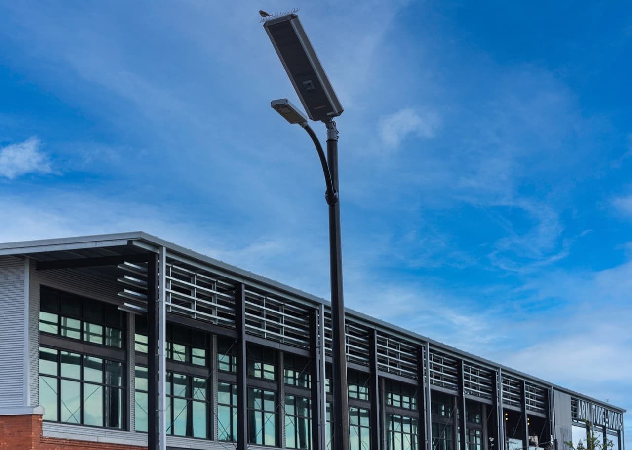 Estas farolas forman parte de una solución de infraestructura inteligente, complementando la tecnología de hogar inteligente que D.R. Horton ya incorpora en sus viviendas.