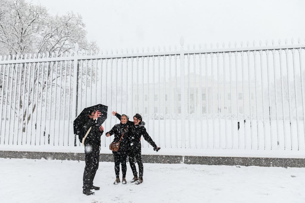 Entre la nieve y la escasa visibilidad,
<b>la Casa Blanca casi ha quedado camuflada </b>en el temporal que obligó a cancelar las clases en las escuelas públicas y a cerrar oficinas federales.
<br>