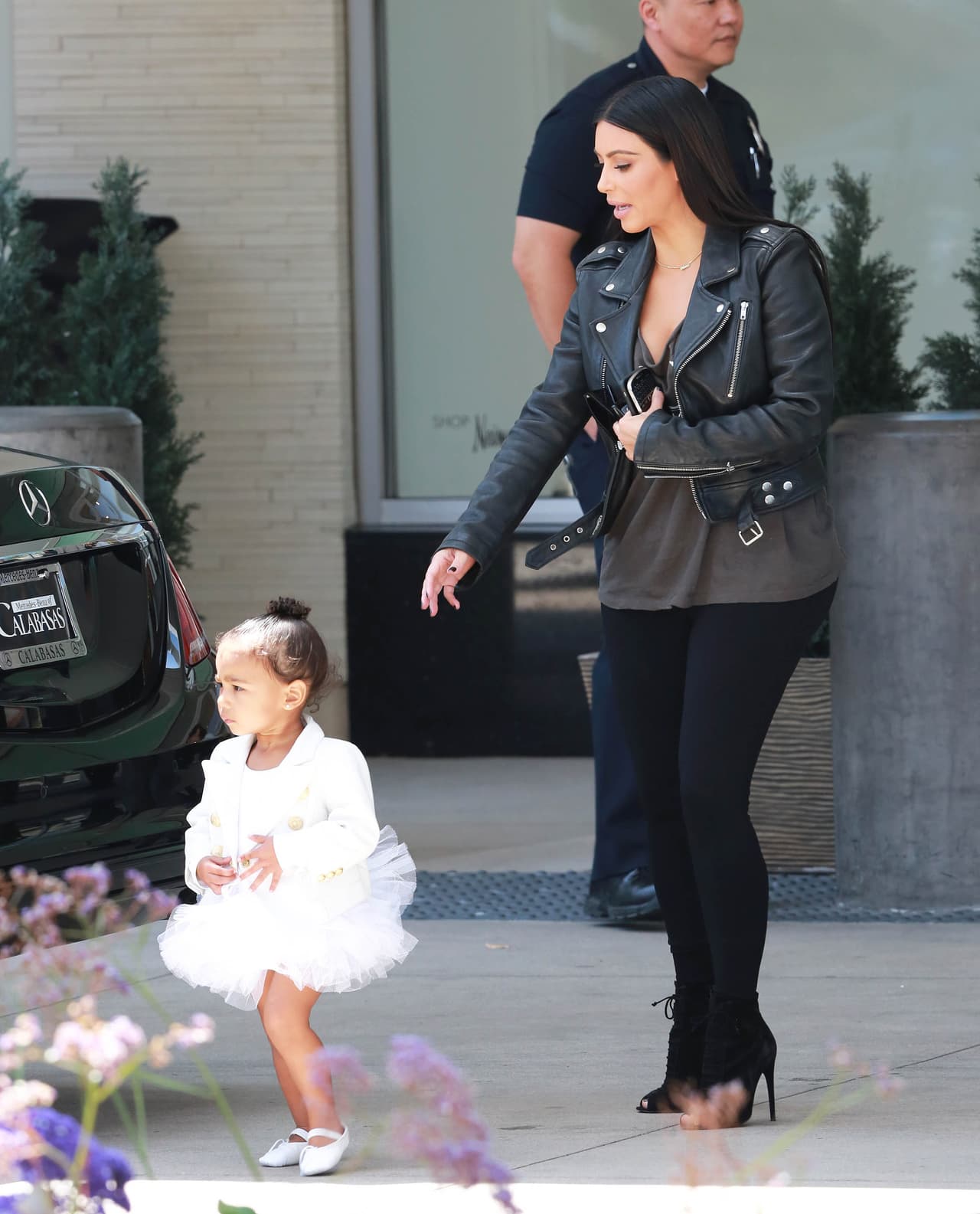 Aunque la hijita de Kanye West se deshizo de las prendas negras por un día.