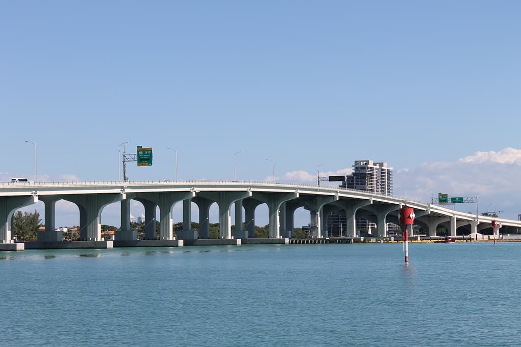 Muere ciclista arrollado en el MacArthur Causeway, la vía permanece cerrada