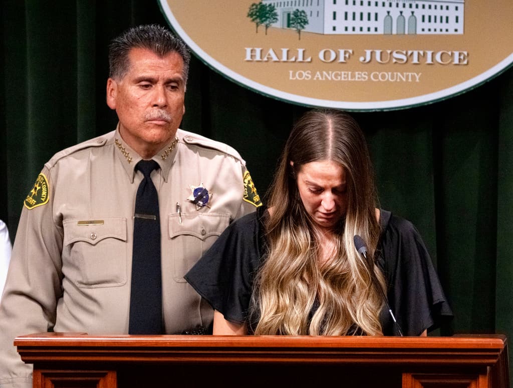 <b>Brittany Lindsey</b> debía estar celebrando que, la semana pasada, 
<b>Ryan Clinkunbroomer</b> le pidió matrimonio. Sin embargo, este miércoles participó de una conferencia de prensa en Los Ángeles, sobre 
<b><a href="https://www.univision.com/local/los-angeles-kmex/arresto-kevin-salazar-asesino-agente-ryan-clinkunbroomer-palmdale" target="_blank">el asesinato del que habría sido su esposo</a></b>, ocurrido el sábado, en Palmdale. A su lado, 
<b>Robert Luna, jefe del Departamento del Sheriff </b>del Condado de Los Ángeles, para el cual Clinkunbroomer trabajaba.