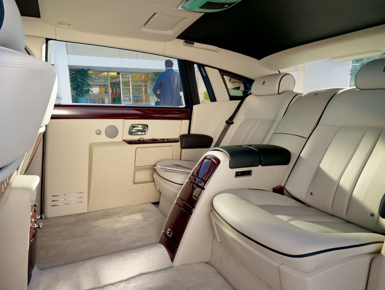 El Rolls Royce Phantom es prácticamente
<b> un lujoso salón sobre ruedas, </b>lleno de lujos y comodidades. Su cabina ha sido construida con excelentes materiales, pieles y maderas.