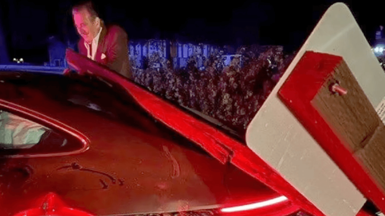 Imágenes de la Patrulla de Caminos de California muestran al auto en una zona de Napa donde ocurrió el accidente y a Paul Pelosi a un lado del auto accidentado.
<br>