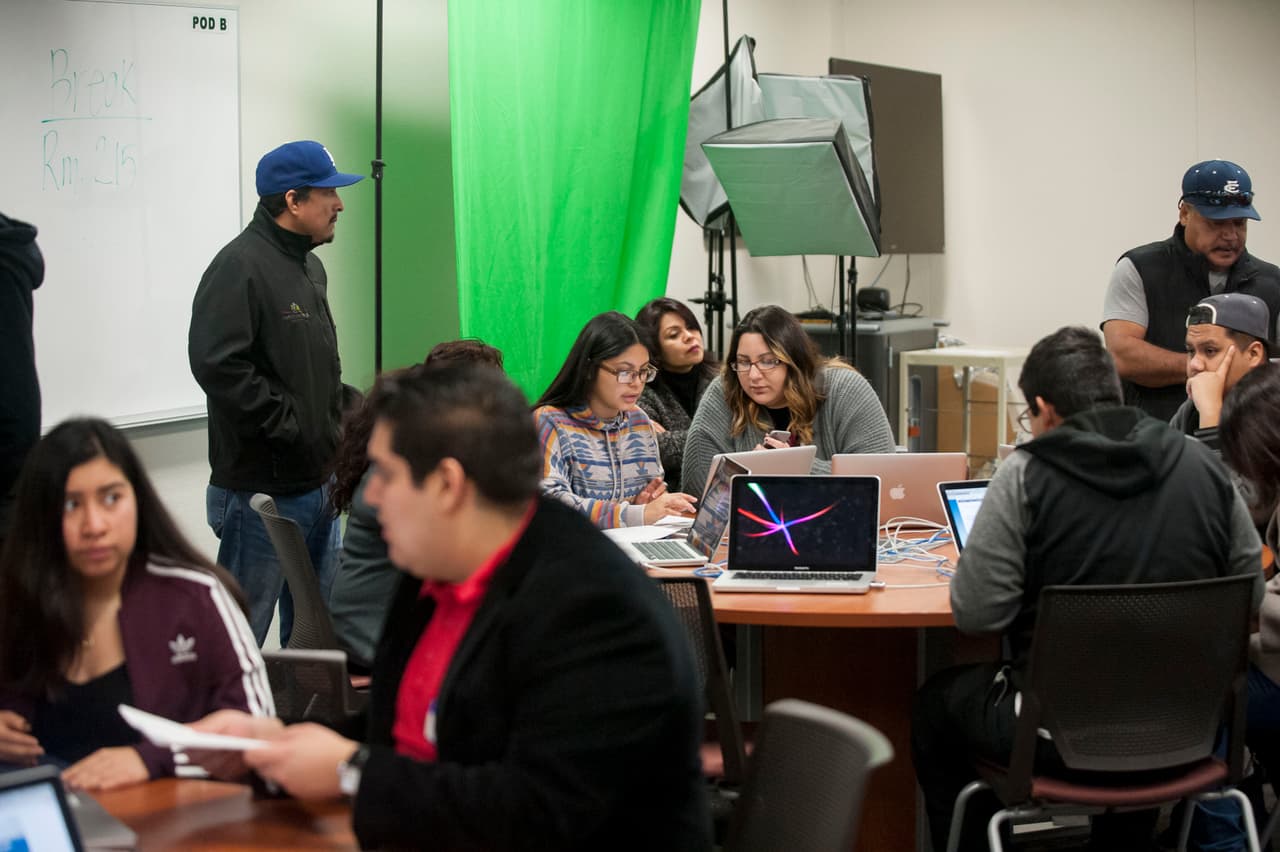 Ocho colegios y universidades ayudaron a estudiantes y sus familias llenar las solicitudes de FAFSA.