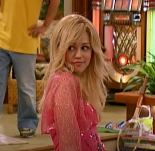 <b>Hannah Montana (Miley Cyrus)</b>
<br>Hannah Montana, la identidad oculta de Miley en la serie de Disney Channel del mismo nombre, siempre tenía los looks más brillantes y a la moda de los 2000. Su carrera como cantante famosa le exigía comportarse como toda una diva y tener un fuerte carácter.
