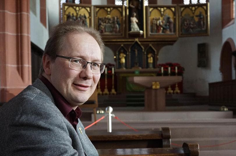 Esta no era la primera vez que 
<b>Eschenbacher</b> trataba algo diferente par atraer feligreses, ya que en el pasado pronunciaba sus homilías con rimas y también organizó una procesión futbolera cuando un equipo consiguió el ascenso a la primera categoría de Alemania.