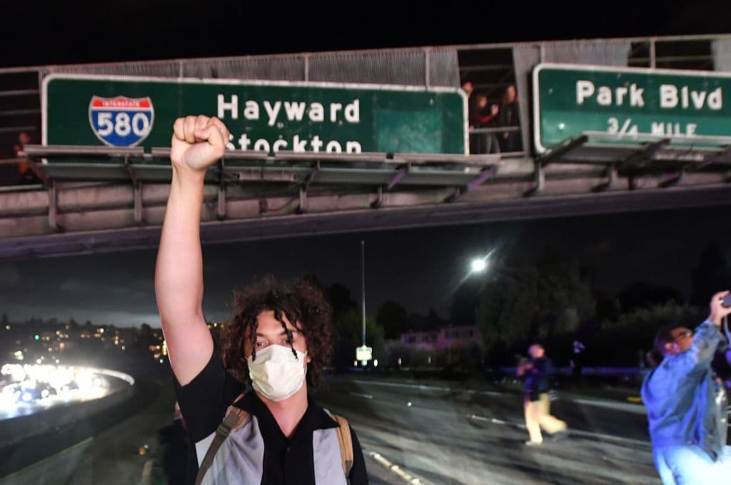 Manifestantes bloquearon un tramo de la autopista 580 en Oakland.