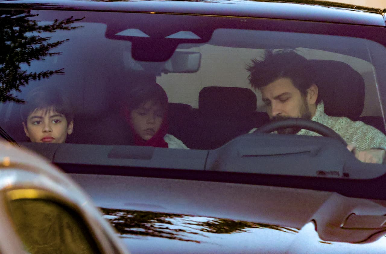 Milan, y su hermano menor Sasha, arribaron a su lujosa vivienda con su papá, con quien pasaron el viernes y sábado previos.
<br>