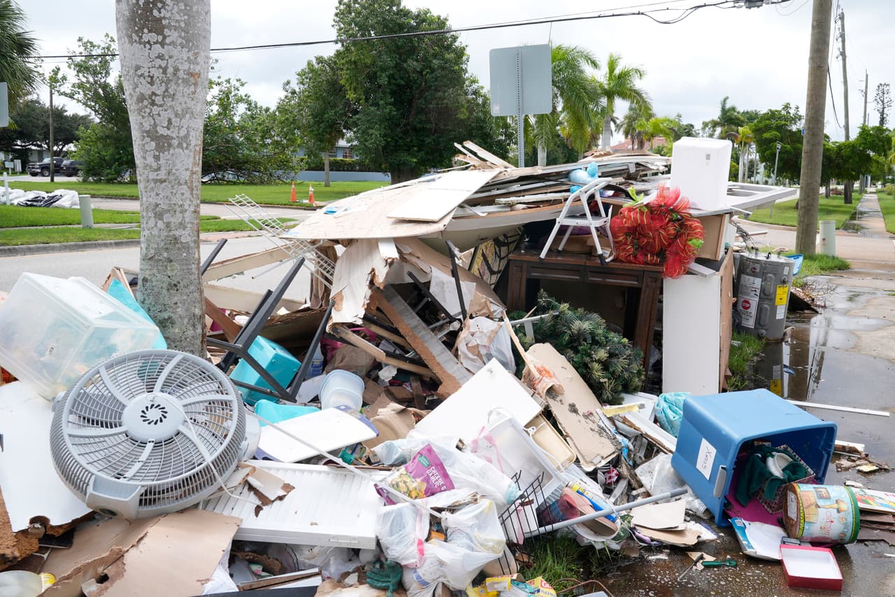 Montones de escombros se ven en las aceras del barrio histórico de Punta Gorda dañado por el huracán Helene, el martes 8 de octubre de 2024, en Punta Gorda, Florida, mientras la zona se prepara para una posible marejada ciclónica provocada por el huracán Milton.