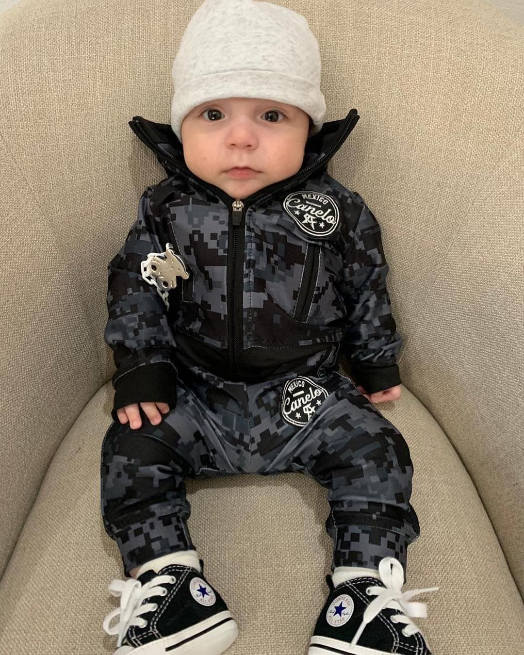 Abdiel también viste con ropa y accesorios de marca, como en esta fotografía del 2019 donde se aprecia el logo de Tous y los tenis Converse.
<br>