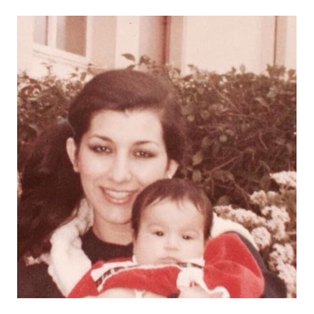 Victoria Ortiz nació un 24 de octubre en la Ciudad de México, donde descubrió desde muy temprana edad su pasión por la música.