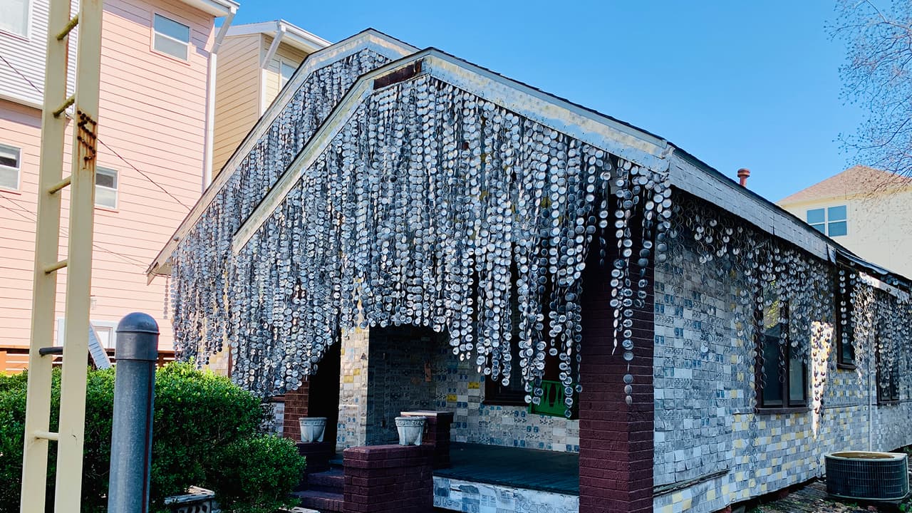La creatividad de 
<b>Milkovisch</b> lo llevó a crear guirnaldas hechas de latas de cerveza cortadas, las cuales colgó de los bordes del techo y cada que hace viento emiten un sonido muy particular.