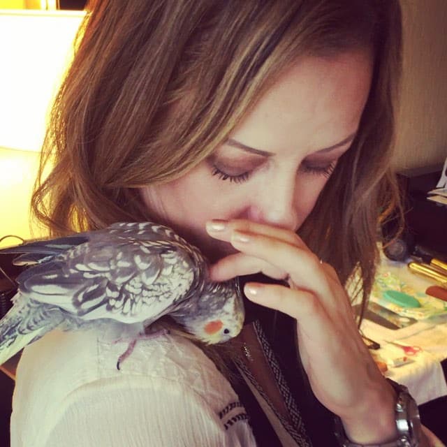 'Pikachu' es el nombre de su perico. ¿No es un amor? ¡Se ve que lo adora con el alma pues lo lleva a todos lados!