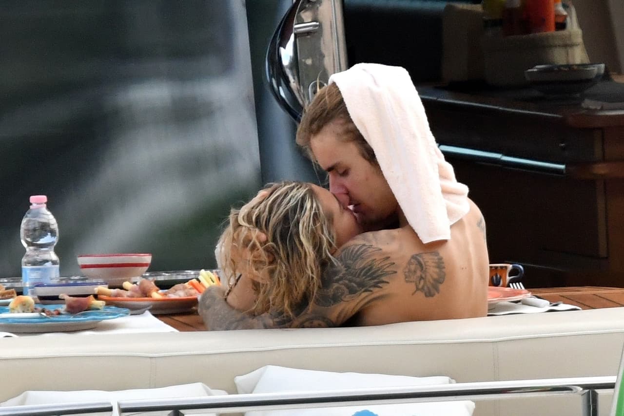 Así ocurrió el pasado domingo, cuando Justin y Hailey visitaron un museo en Canadá y empleados revelaron que 
<b><a href="https://www.hotnewhiphop.com/justin-bieber-introduces-hailey-baldwin-as-his-wife-fueling-secret-marriage-rumours-news.61152.html">él la presentó como su esposa.</a></b>
