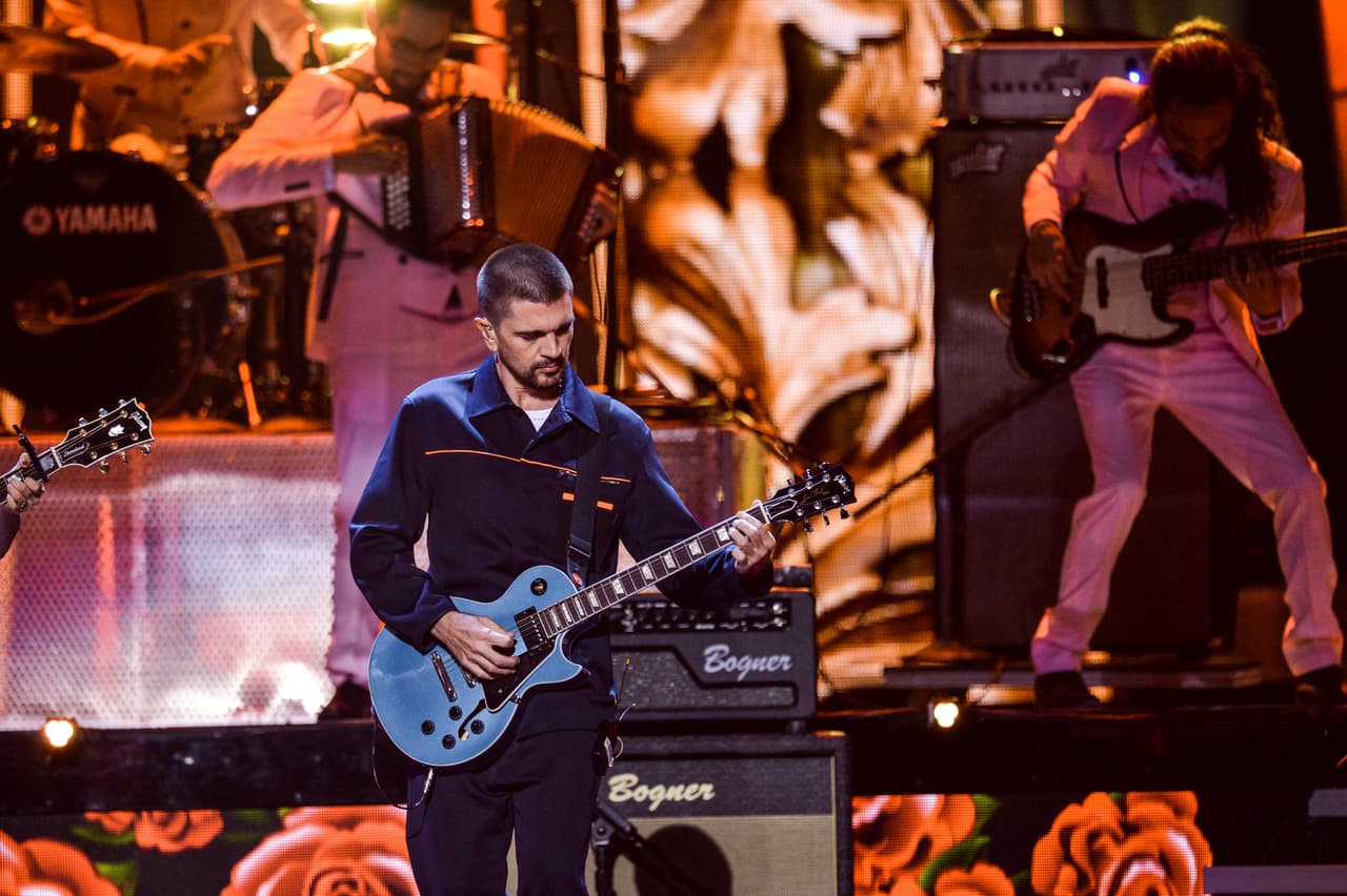 Este colombiano, uno de los más ganadores de la historia de esta entrega, hizo su regreso triunfal para interpretar su más reciente sencillo titulado 'Fuego'.