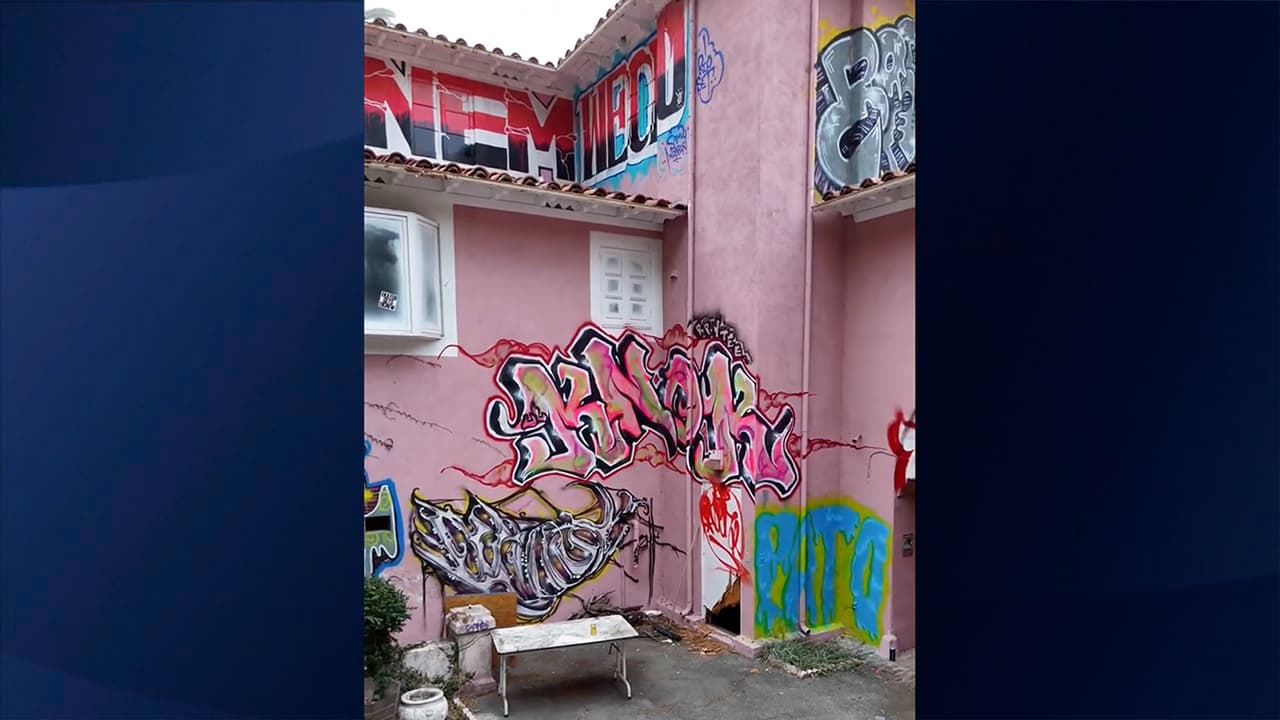 En respuesta a la situación, las autoridades y los propietarios han reforzado la seguridad con vallas y guardias privados. Las mansiones siguen siendo repintadas, pero la amenaza del vandalismo persiste en estas exclusivas áreas de Los Ángeles.