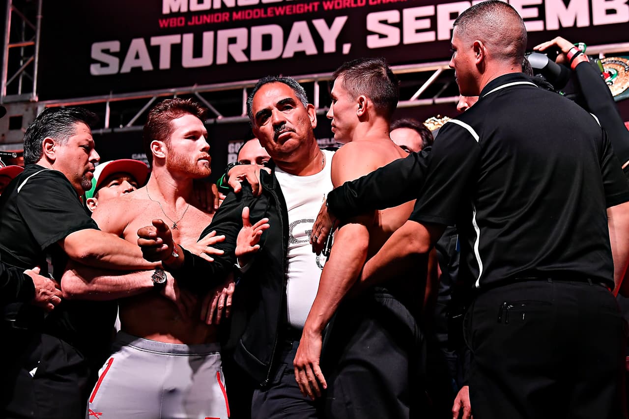 ¡Casi llegan a los golpes! ‘Canelo’ y Golovkin noquearon la báscula en vibrante pesaje