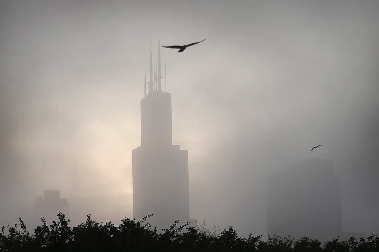 La policía de Chicago dijo que las antenas en la cima de la torre no están encendidas debido al apagón, y que los aeropuertos de O'Hare y Midway y la Administración Federal de Aviación han sido notificados. Se siguen realizando esfuerzos para restaurar el servicio eléctrico a la Torre Willis.