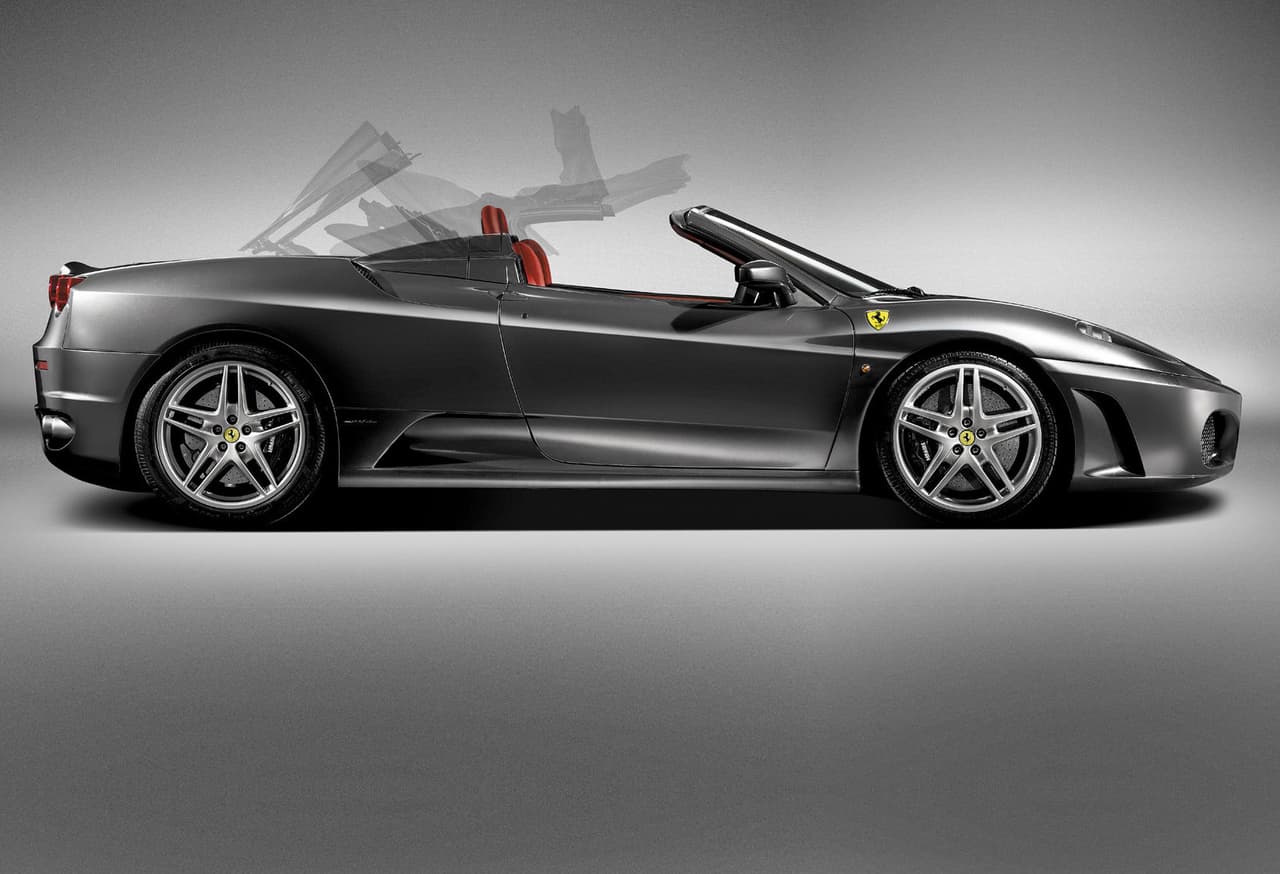 Pero también están los vehículos que se permitió comprar gracias a su mega salario como estrella del club, entre estos, varios superdeportivos como el Ferrari F430 de la imagen. Con sus 483 caballos de fuerza, es capaz de ir de 0 a 62 mph (100 km/h) en tan sólo 3.6 segundos y alcanzar una velocidad máxima de 186 mph (300 km/h). Un F430 Spider ronda los 200,000 dólares.