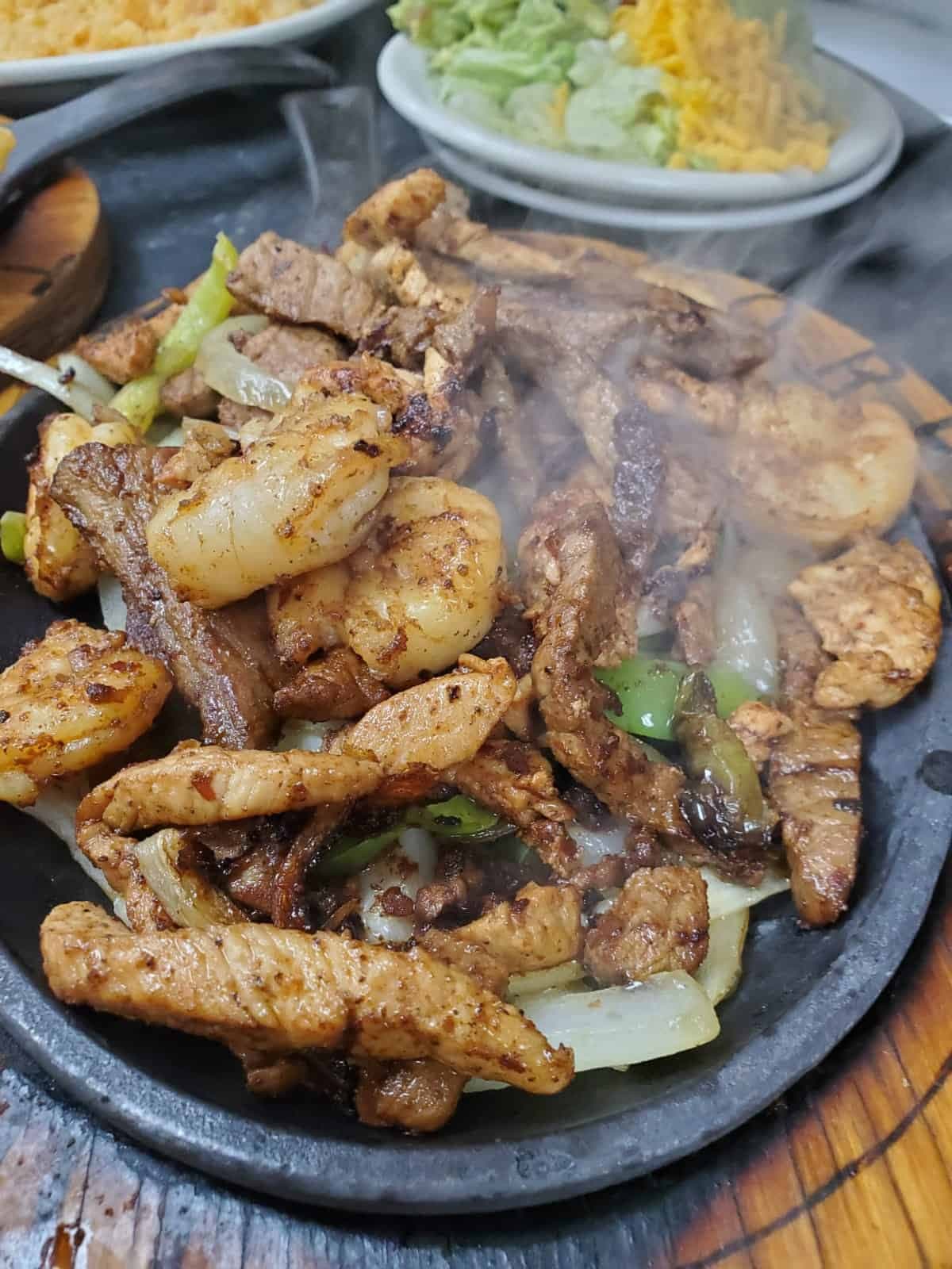 <b><a href="https://torerosmexicanrestaurants.com/">Número 10: Toreros Mexican Restaurant (4721 Atlantic Ave Ste 101 Raleigh, NC 27604)</a></b>. Promocionan que cuentan con un “gran y diverso menú. Encuentre clásicos como enchiladas y fajitas, pero también delicias poco comunes como pierna de cordero, especialidades de mariscos y platos vegetarianos”.