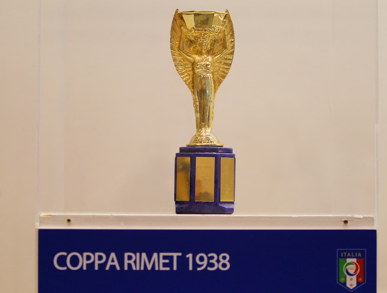 El trofeo Jules Rimet fue el galardón que se entregó en los primeros mundiales, desde 1930. Su robo el 20 de marzo en 1966 fue una historia que le dio la vuelta al mundo y aún tiene extrañas curiosidades.