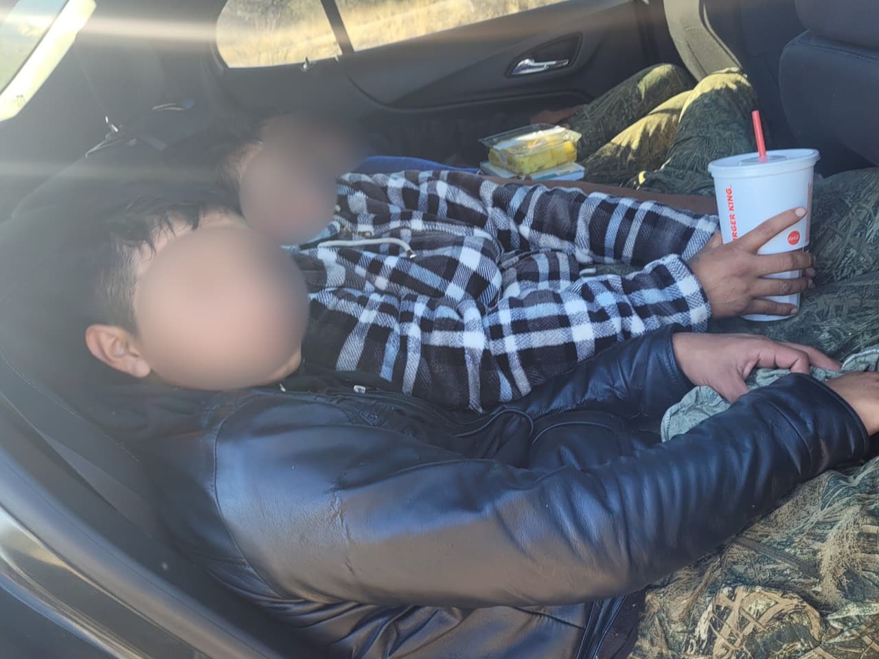 Durante la parada, el agente descubrió a varios ocupantes escondidos por todo el vehículo.