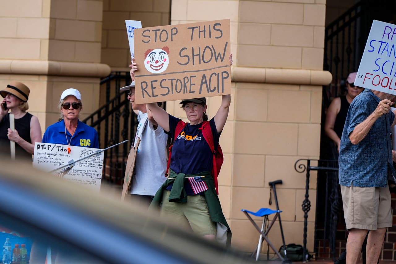 Manifestantes en apoyo de los CDC durante una reunión del Comité Asesor sobre Prácticas de Inmunización, miércoles 25 de junio de 2025, en Atlanta.