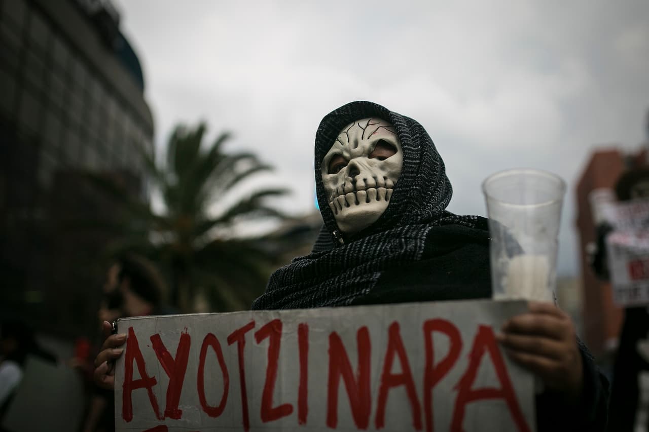 Durante toda la semana y hasta el 13 de diciembre se presenta la exhibición anual del Día de Muertos en el Museo Nacional de Arte Mexicano en Chicago. Este año la exhibición, llamada "La Muerte Niña", estará dedicada a los 43 estudiantes.