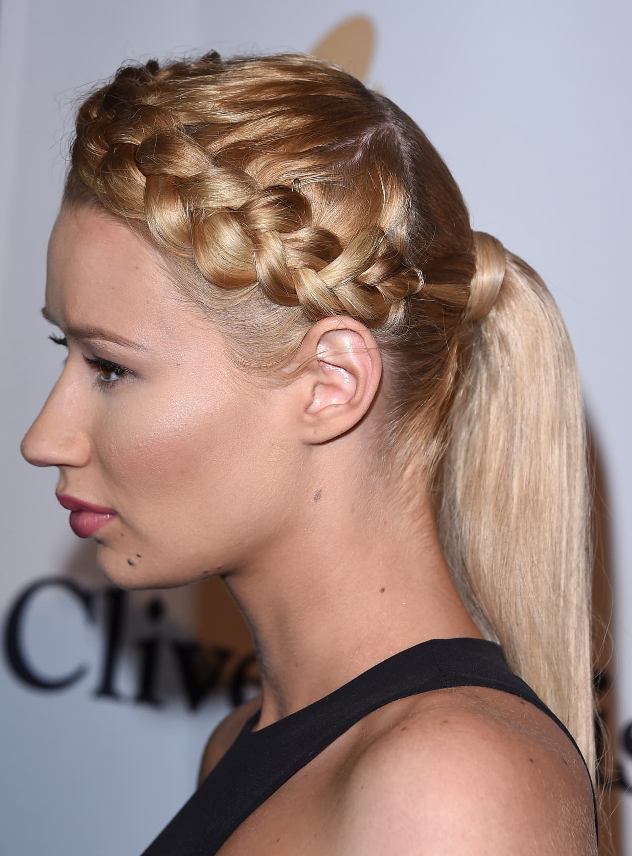 La cantante Iggy Azalea es otra más que adora llevar este peinado, además se ha arriesgado a probar distintas maneras de lucir una 'ponytail' como esta trenza francesa al frente.