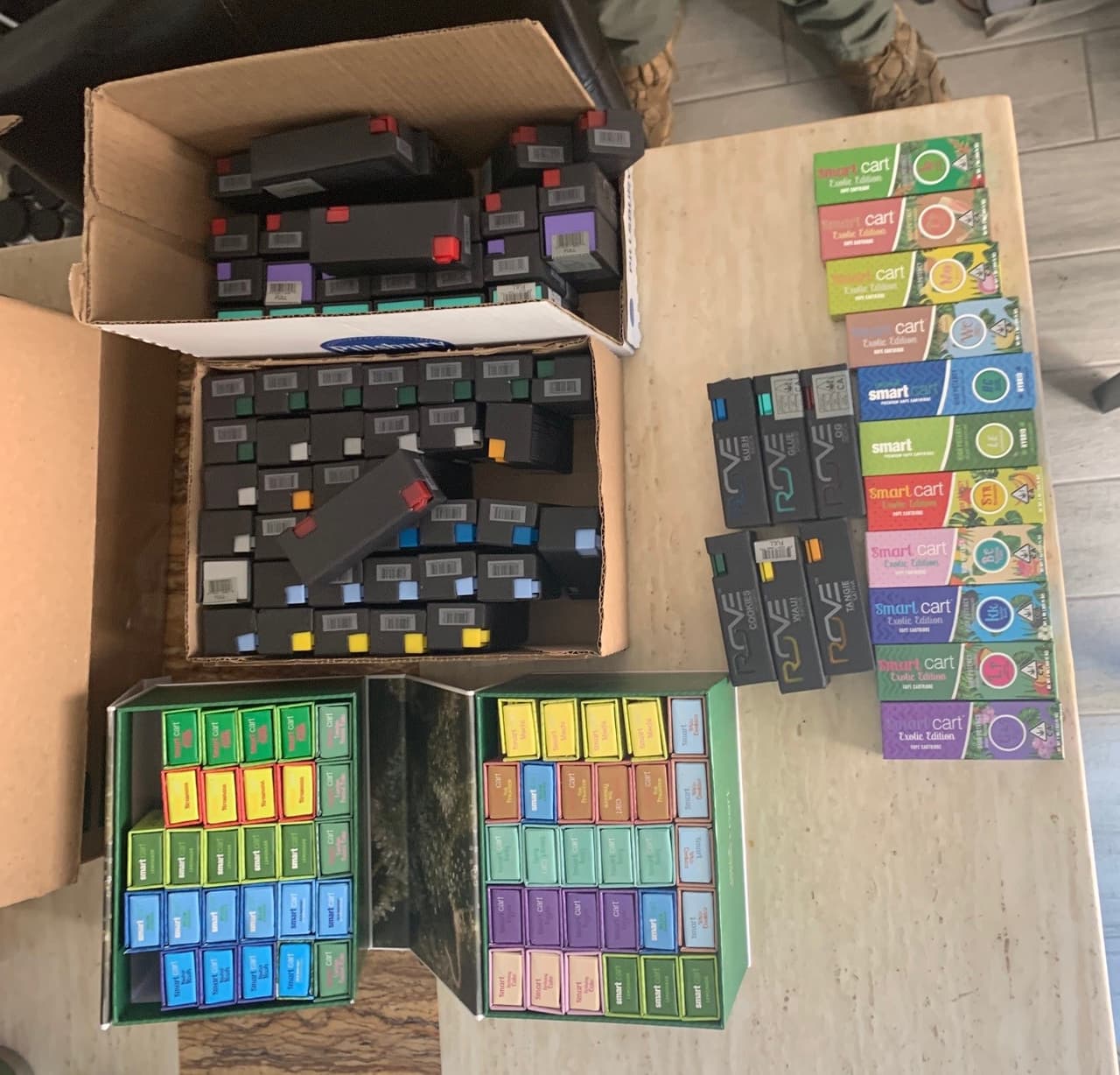 "Los detectives de la Oficina del Sheriff del Condado de Maricopa continúan entregando resultados sobresalientes en sus esfuerzos para suprimir la distribución ilegal de drogas ilícitas ocultas en "cartuchos E", dijo el Sheriff del condado de Maricopa Paul Penzone. 
<br>