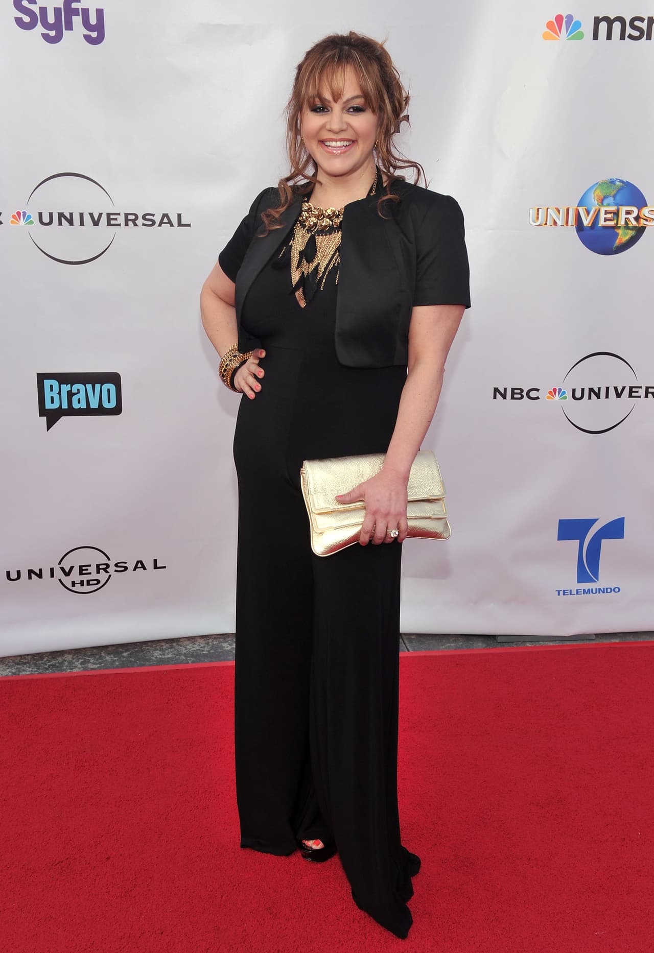 Con una bolera, una clutch dorada y un collar de plumas la 'Diva de la Banda' podía quitarle el aire conservador a un atuendo negro.