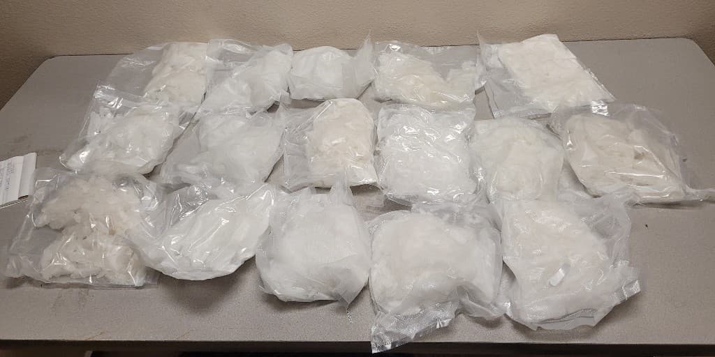 Agentes de la estación de Ajo realizaron una parada de vehículos cerca de Gila Bend. Después de una alerta canina, los agentes incautaron 44 libras de metanfetamina.