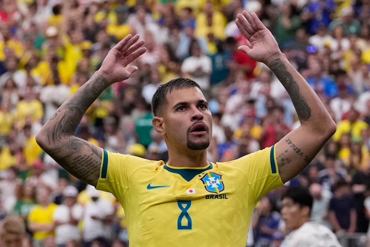 Bruno Guimaraes (8) de Brasil reacciona durante el partido de dieciseisavos de final de la Copa Mundial de Fútbol entre Brasil y Japón en Houston, el lunes 29 de junio de 2026.