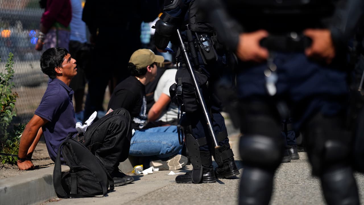 Confirman la detención de 61 mexicanos durante redadas y protestas migrantes en Los Ángeles