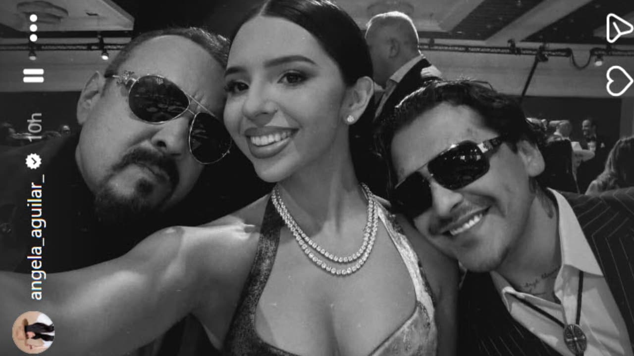 Pepe Aguilar junto a Angela Aguilar y Christian Nodal durante la gala de Persona del Año en Latin GRAMMY 2025.