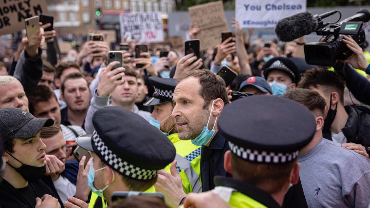 Petr Cech intenta calmar a aficionados del Chelsea que protestan por la Superliga