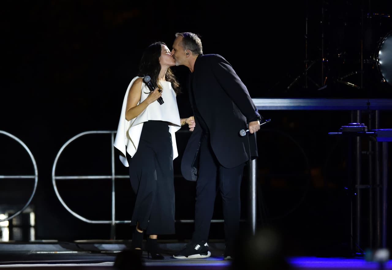 Con 
<b>Ximena Sariñana </b>pasó lo mismo, el cantante dijo a los medios que sus besos en el escenario eran de agredecimiento.