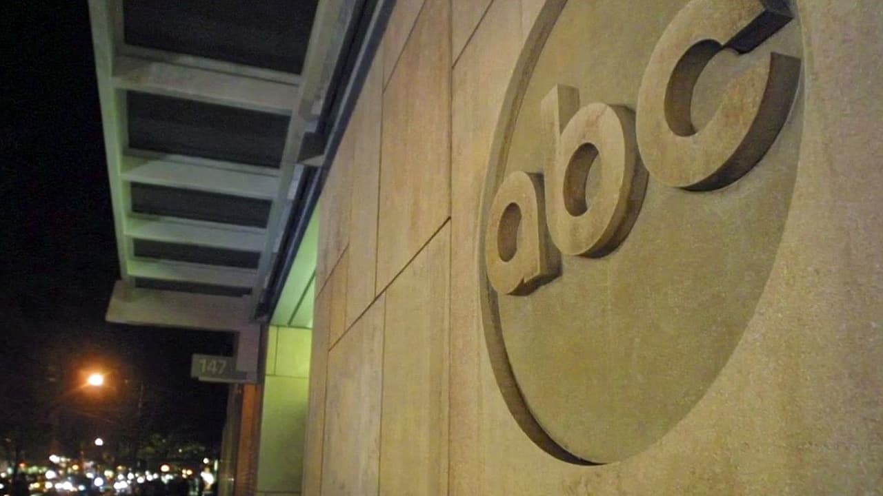 Disney, ABC y  ocho emisoras locales demandan a la FCC para frenar la revisión anticipada de licencias