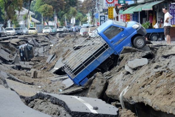 Mientras humo se eleva al cielo en medio de una calle en la ciudad.