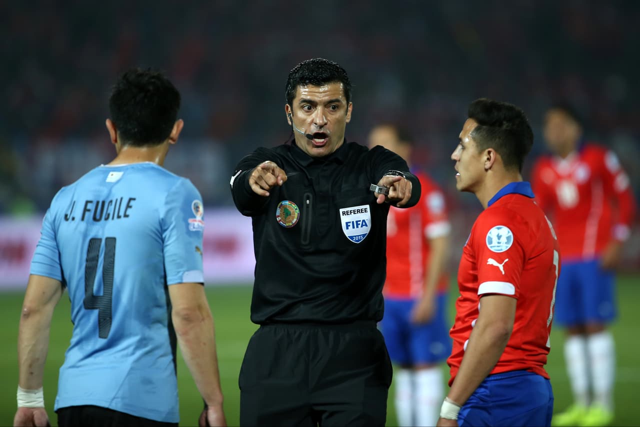 Ricci estuvo muy atento en un encuentro que no fue sencillo para el arbitraje.