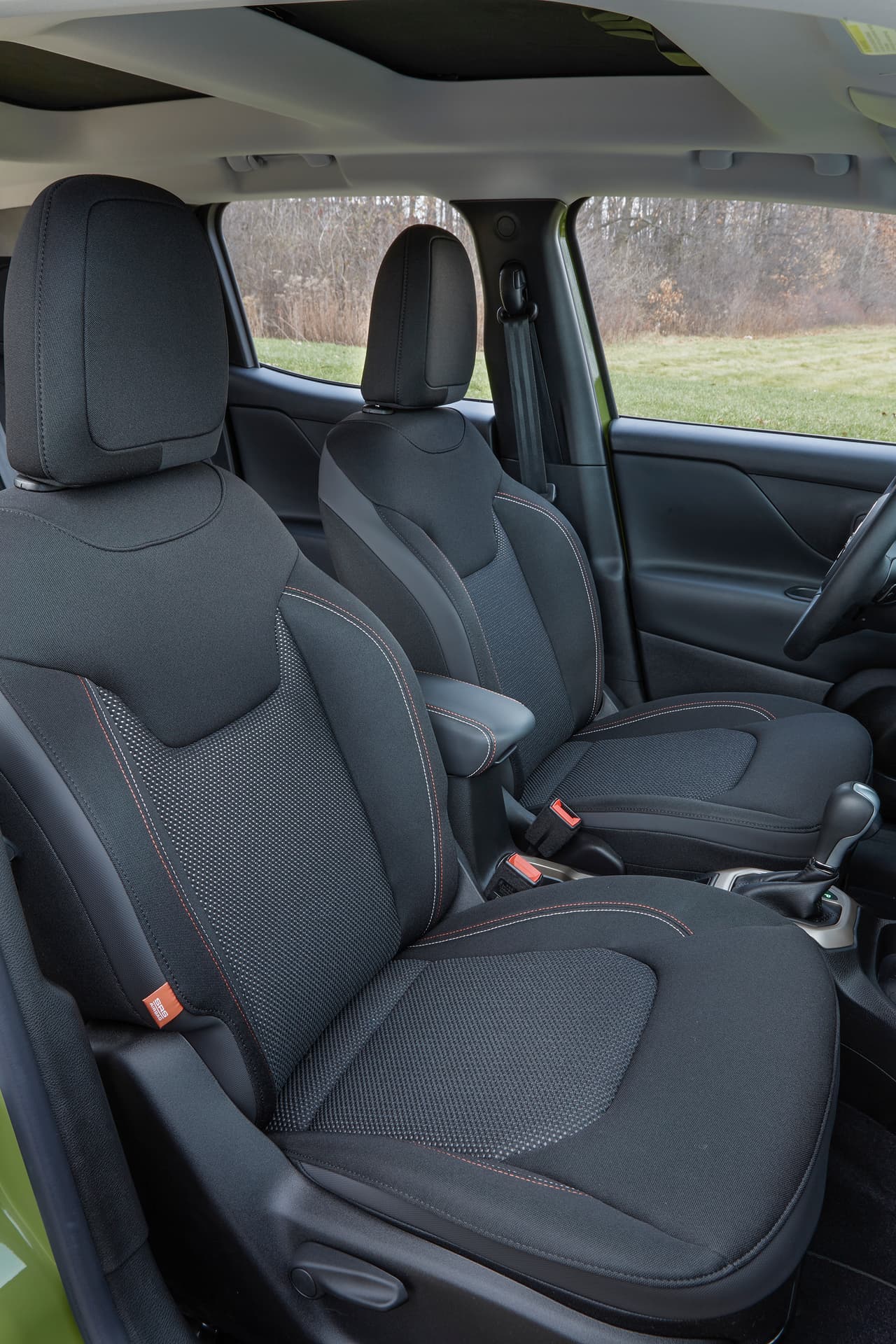 La banca posterior mantiene la comodidad y el espacio para los hombros y cabezas, pero la distancia para las rodillas de sus ocupantes altos es limitada.