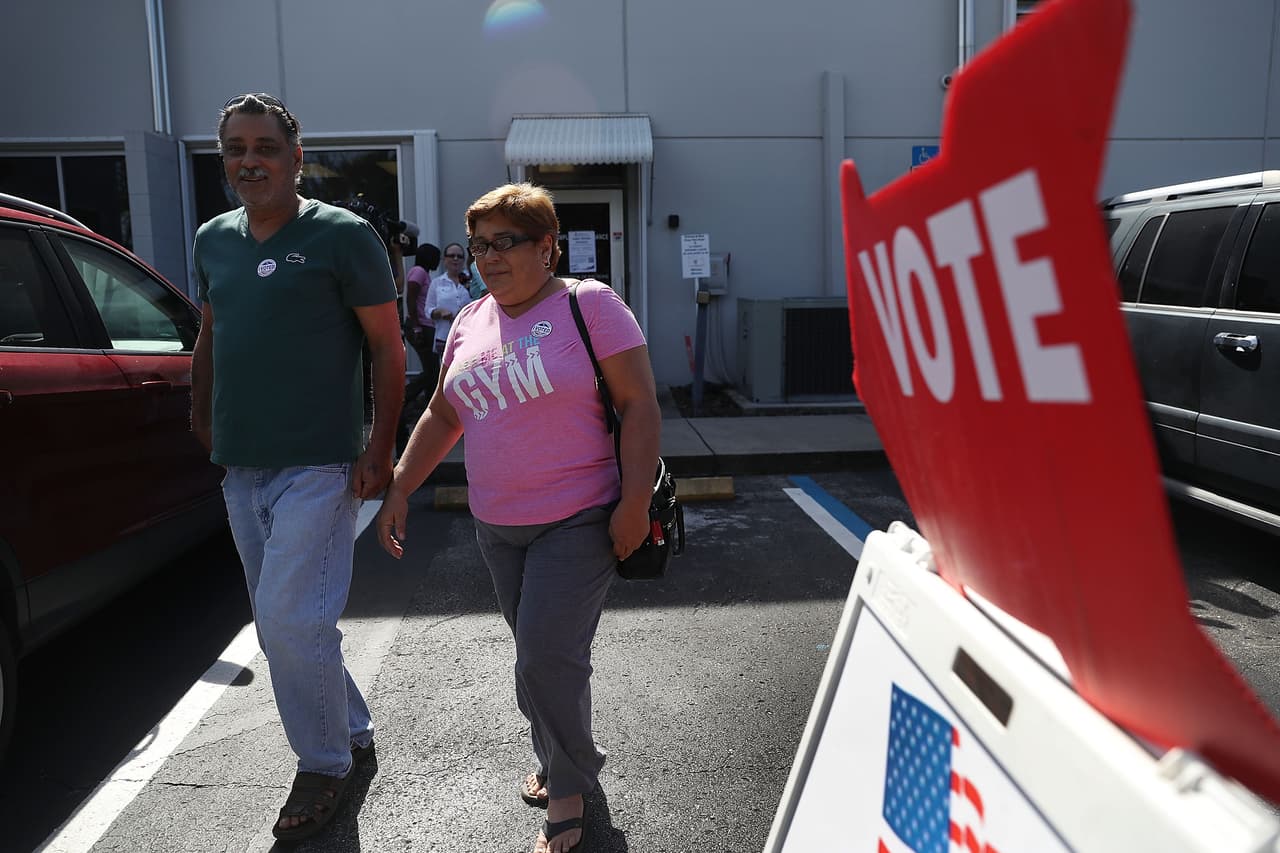 <b>4)</b> 
<b>Las boletas enviadas por correo se cuentan incluso si llegan tres días después del día de las elecciones</b>
<br>Puedes enviar tu boleta electoral por correo postal el mismo el 8 de noviembre y aún será contada. Una vez recibidas, los funcionarios electorales tienen cuatro semanas para terminar el conteo de votos.