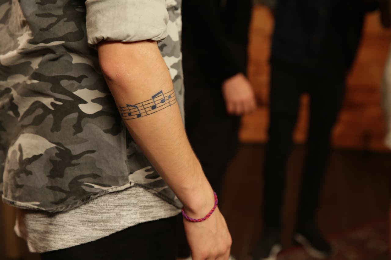 <b>Christopher</b> también lleva la música en su corazón y piel, y así lo demuestra con este increíble diseño con notas musicales. ¿Tendrá un mensaje oculto?