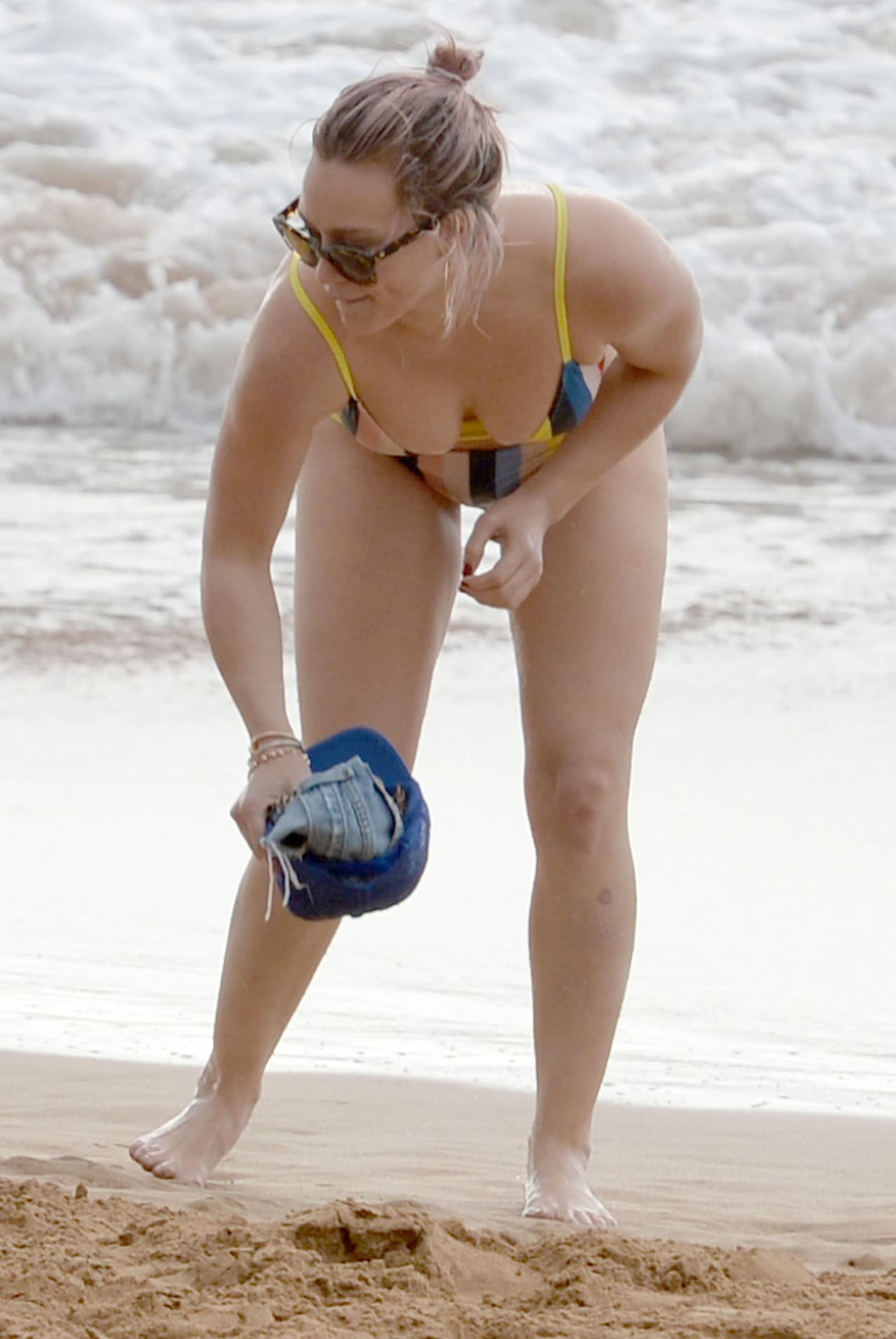 El pequeño Luca dejó toda su ropa tirada en la arena.