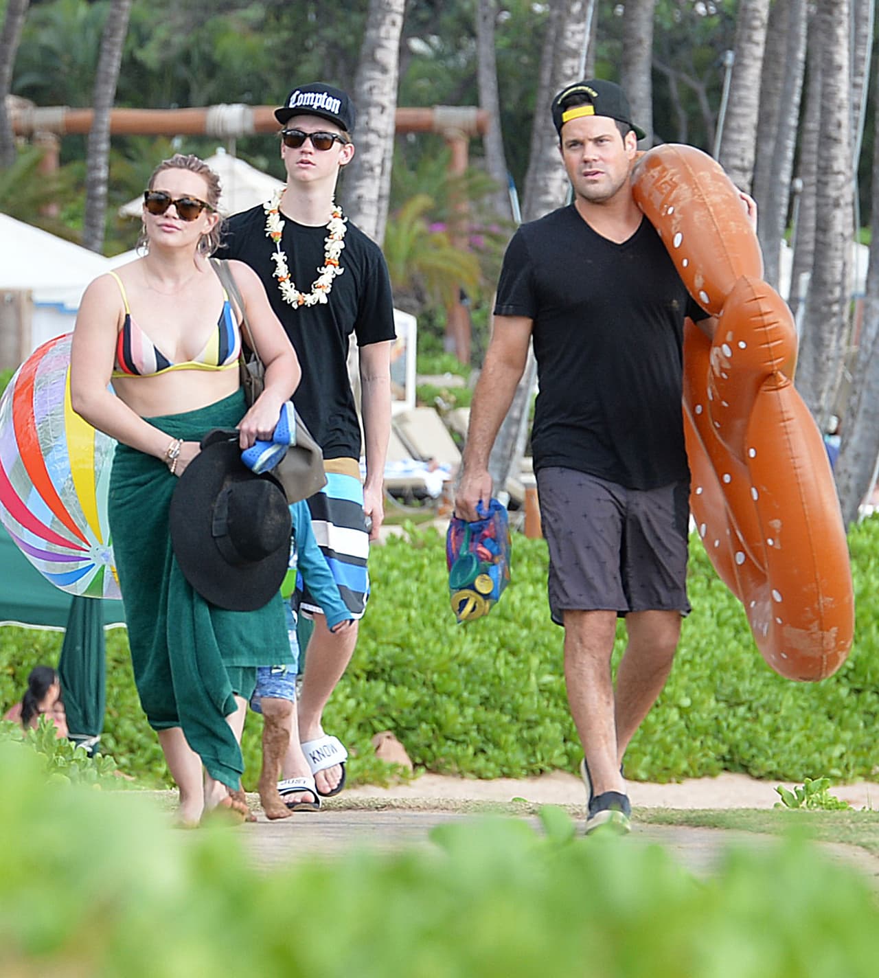 El ex jugador de la NHL paseó con ellos, como si siguieran casados.