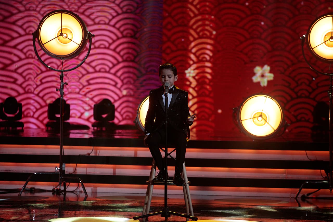 Gracias a Kevin, el público, la presentadora y los jueces pudieron experimentar todo tipo de emociones. Siempre exigiéndole un crecimiento en su calidad vocal, en la sexta gala, Pequeños Gigantes le puso el reto de cantar con una orquesta.