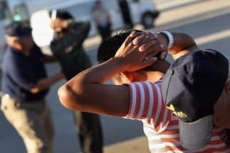 Policía de Arizona podrá seguir cuestionando estatus migratorio de detenidos