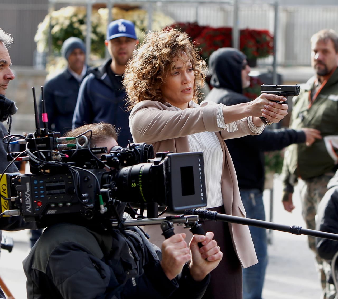 Con pistola en mano JLo corrió por la Gran Manzana.