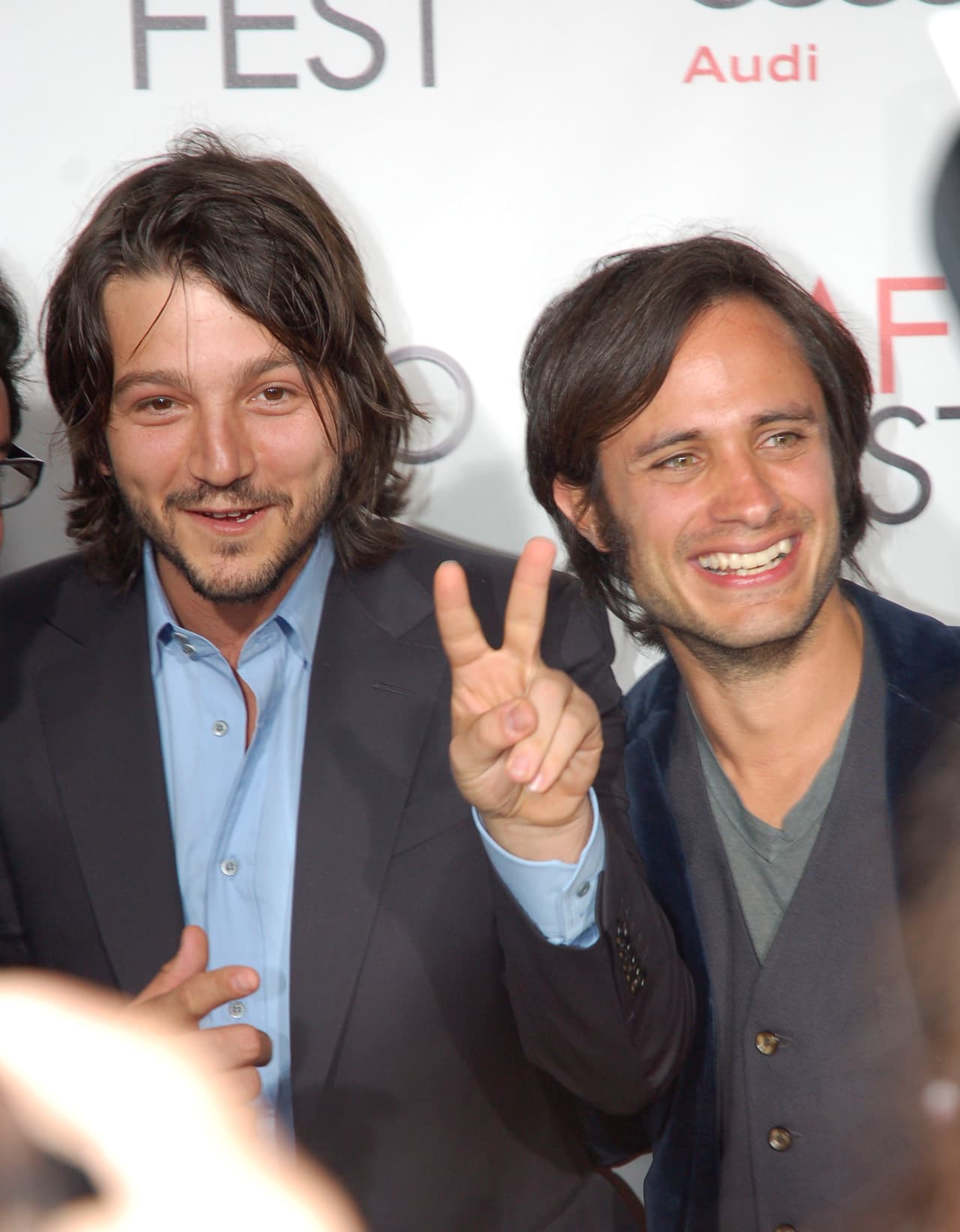 Tanto Gael García Bernal como su socio y amigo Diego Luna, han sido de las fuerzas vivas en el movimiento de las brigadas de ayuda, donando su tiempo y además encabezando uno de los centros de acopio de la capital, que funciona 24 horas desde el martes 19.
